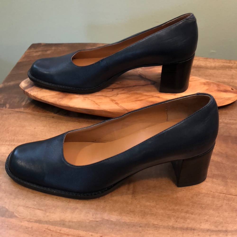 AEROSOLES navy low heels- Size 6